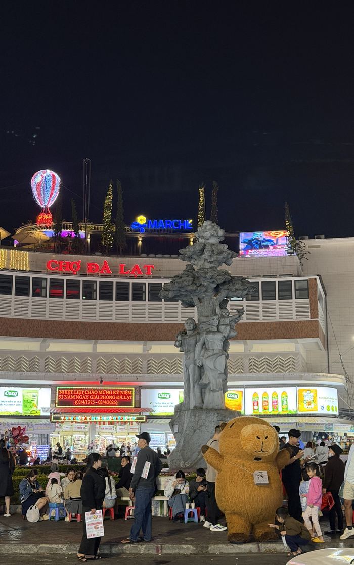 Crowds at the Da Lat night market in front of the central market building