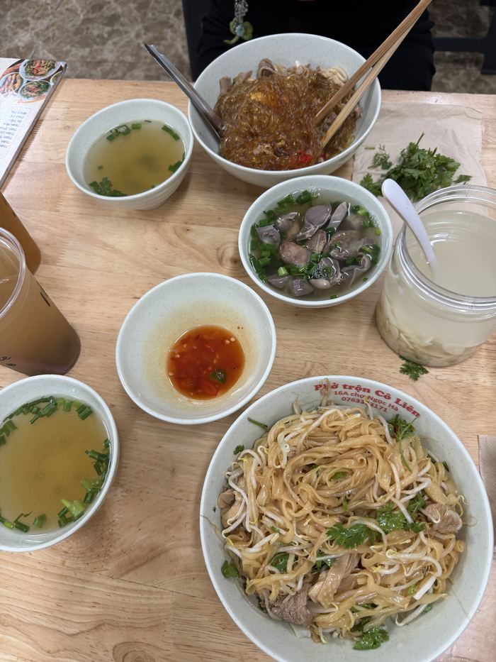 Dry noodles with beef and small bowls of broth