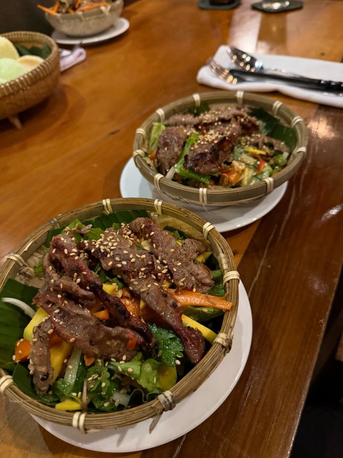 Beef salad served in woven baskets at a cooking class